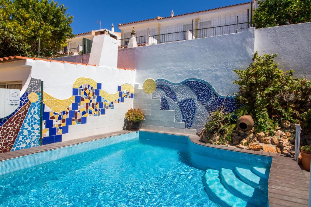 阿尔布费拉Albuera Villa的一座带马赛克壁画的游泳池