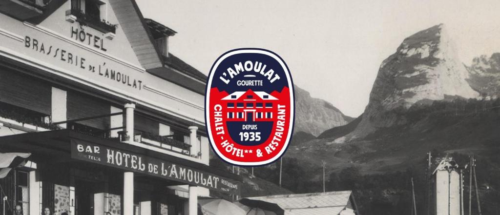 古雷特Hôtel L'Amoulat的山前建筑物上的标志