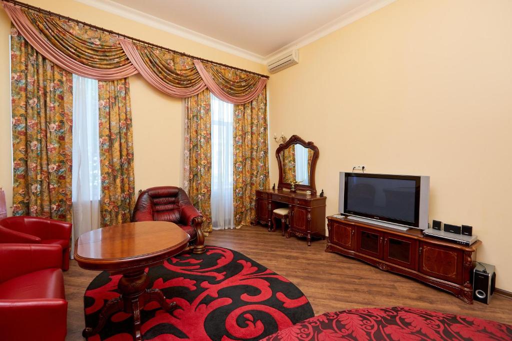 敖德萨Apartamentos的带沙发、电视和桌子的客厅