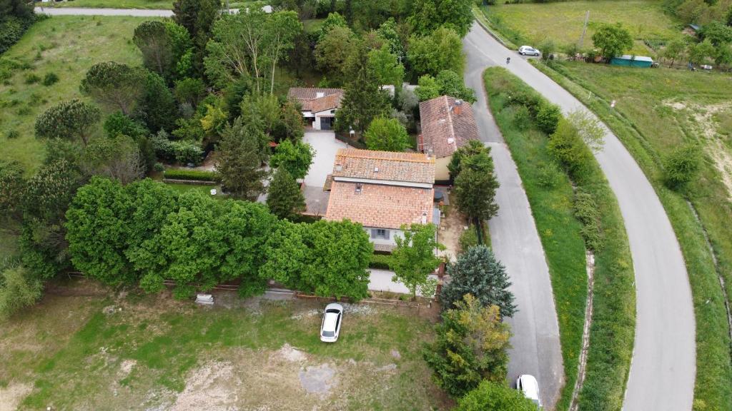 巴贝里诺·迪·穆杰罗Sant Andrea Country Cottage的房屋和道路的空中景观