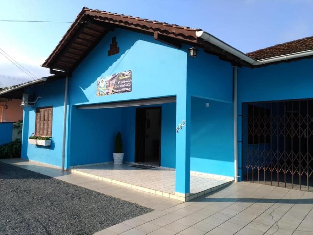 波梅罗迪Hostel Villa Pomerânia的蓝色的建筑,有大门廊