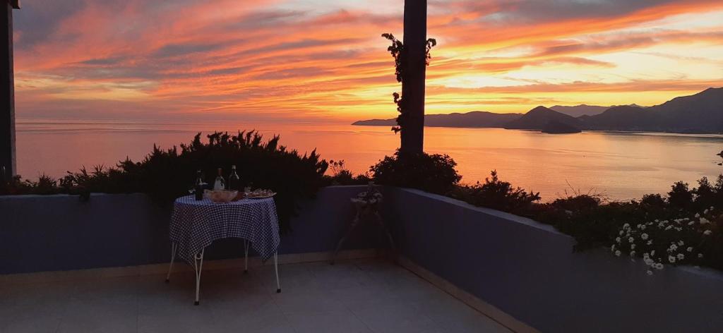 斯韦蒂·斯特凡Blue Mediterranean Apartments的阳台的桌椅享有日落美景