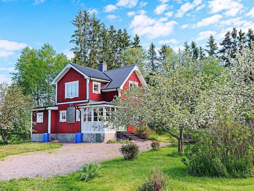 Storvik5 person holiday home in STORVIK的前面有白色门的红色房子