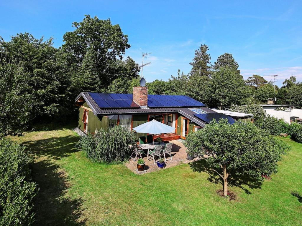 吉利勒杰6 person holiday home in Gilleleje的顶部设有太阳能电池板的房子