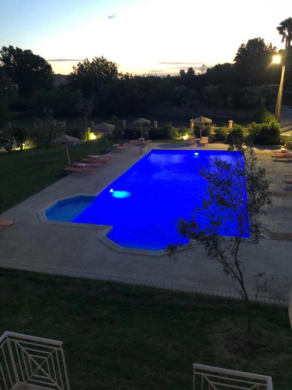 圣斯特凡诺斯Mythos apts rentit的黄昏时分的大型蓝色游泳池