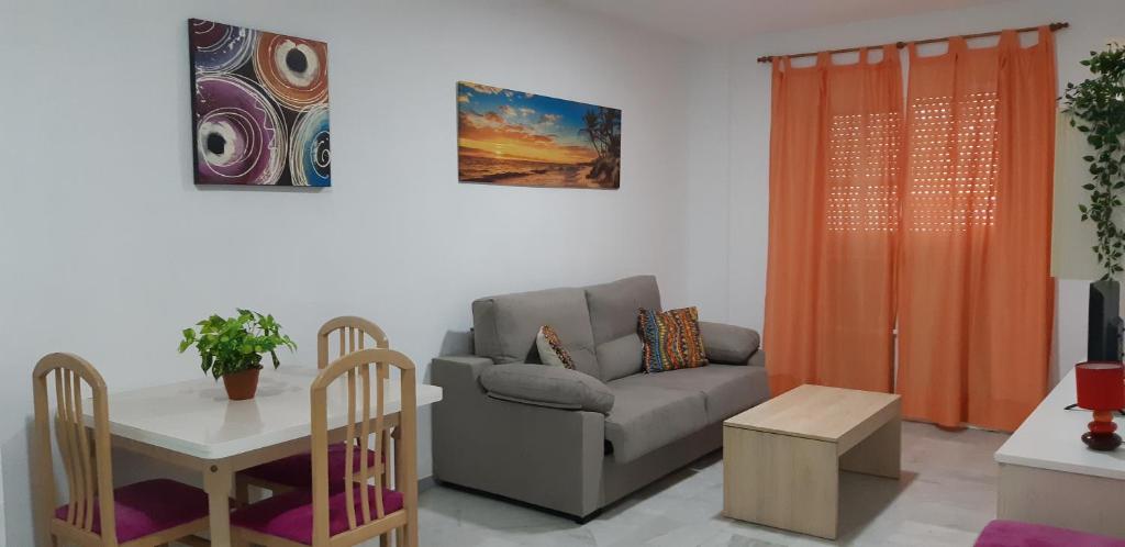 阿尔赫西拉斯Apartamento Junto a El Corte Inglés Algeciras 2的客厅配有沙发和桌子
