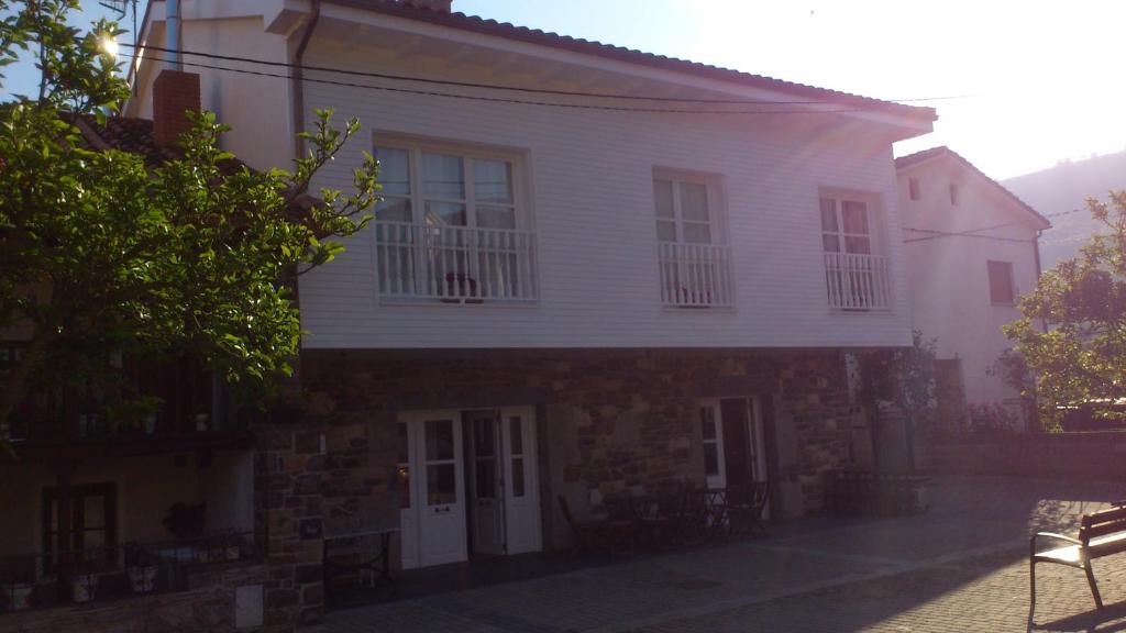 Ríoseco朱莉亚的秘密乡村酒店的前面有长凳的白色房子