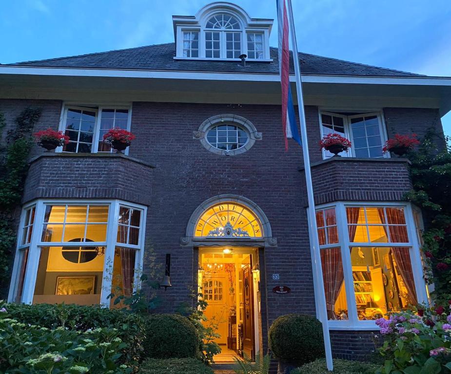 迪温特Deventer Heritage en Boutique B&B museumhuis Huize "De Worp"的前面有美国国旗的房子