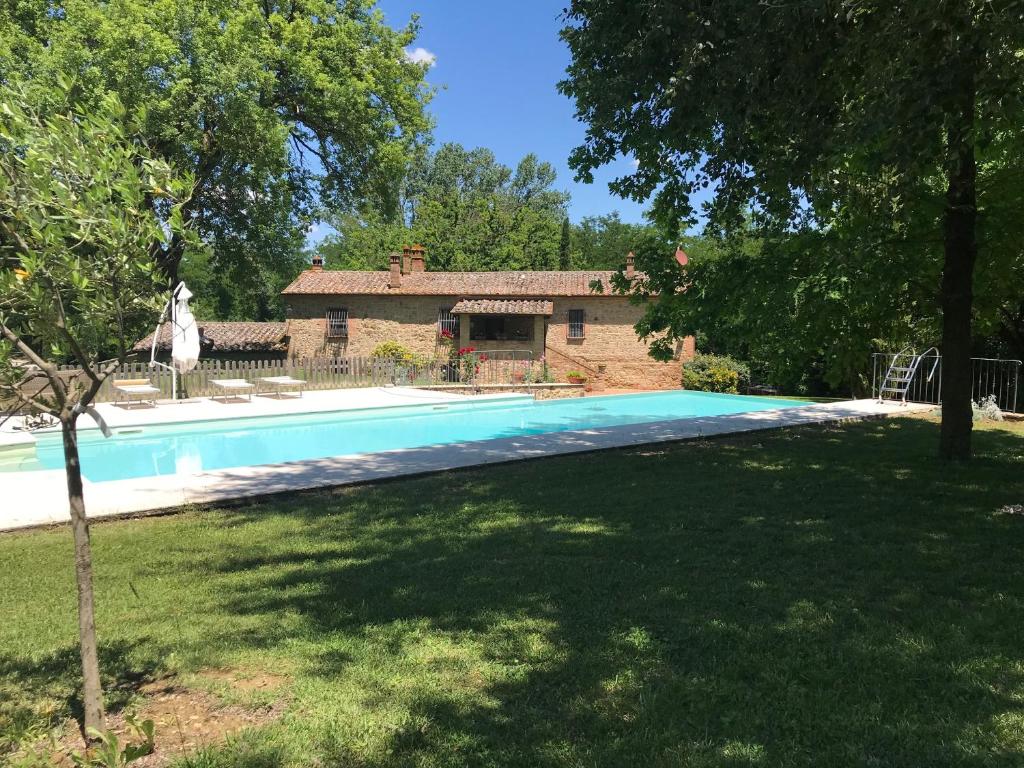 蒙特普齐亚诺Il Molinaccio di Montepulciano的房屋前的游泳池