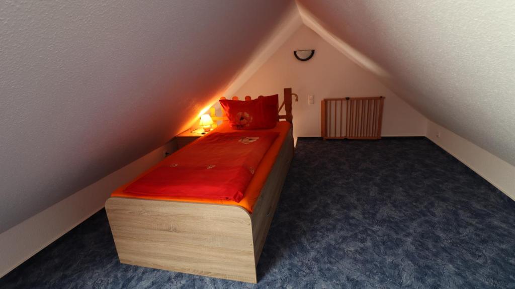 KleingießhübelFerienwohnungen Hering的一间小卧室,阁楼上配有一张床