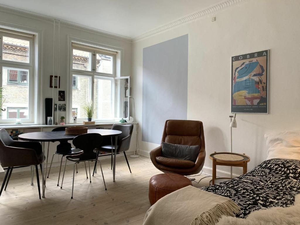 哥本哈根哥本哈根308公寓的卧室配有一张床和一张桌子及椅子