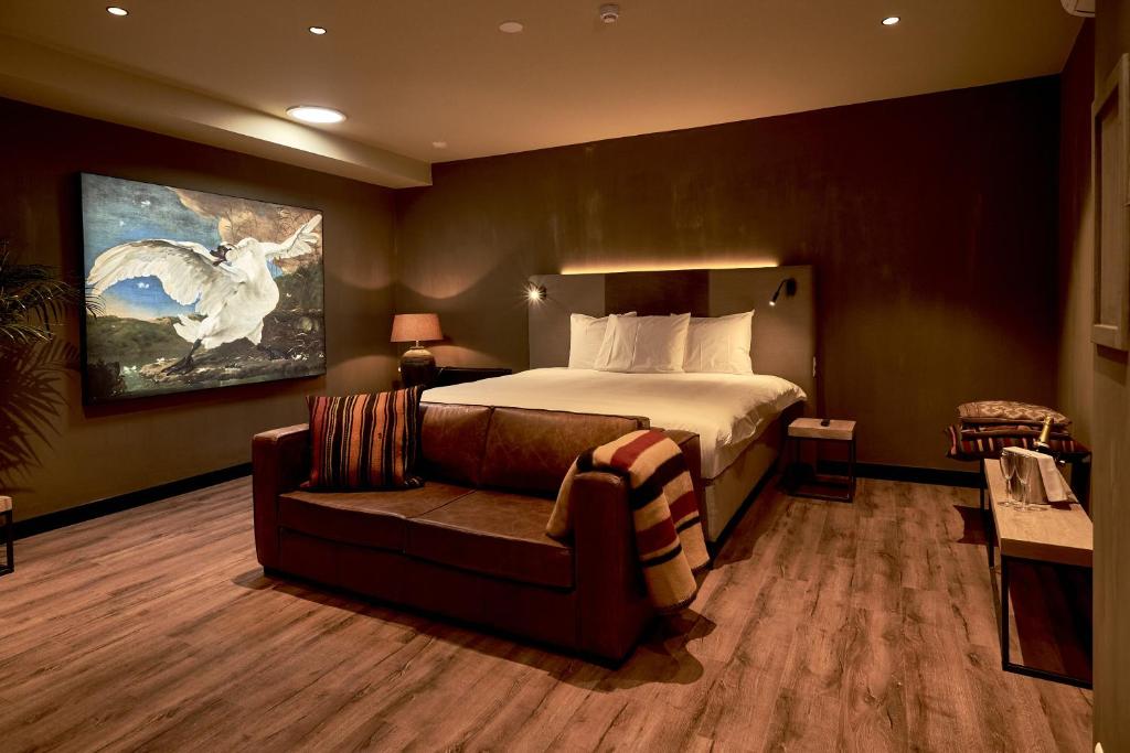 乌得勒支City Center Lodge Utrecht的酒店客房,配有床和沙发