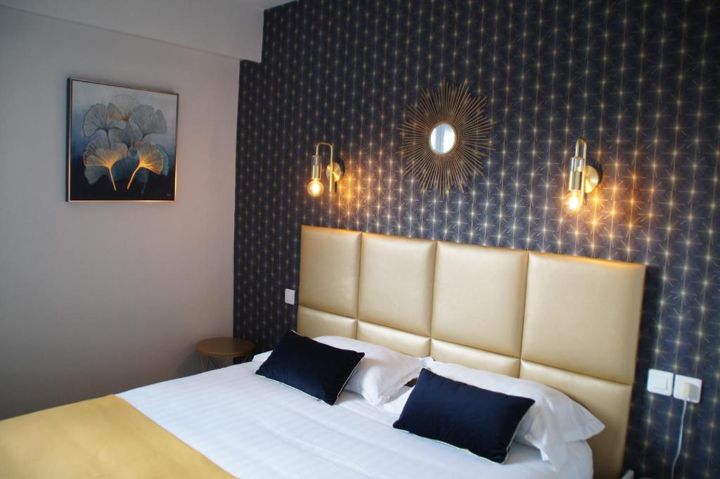 普佐日Logis Hôtel de la Bruyere的卧室配有带蓝色枕头的大型白色床