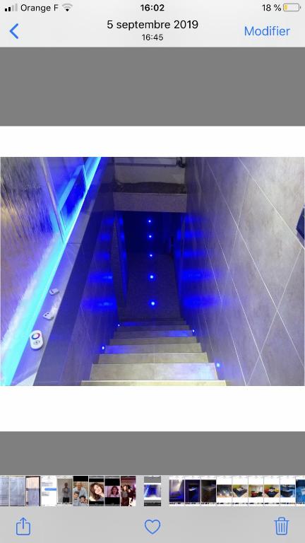 克莱蒙费朗Logement haut de gamme jacuzzi sauna的一张带有蓝色灯光的自动扶梯的照片