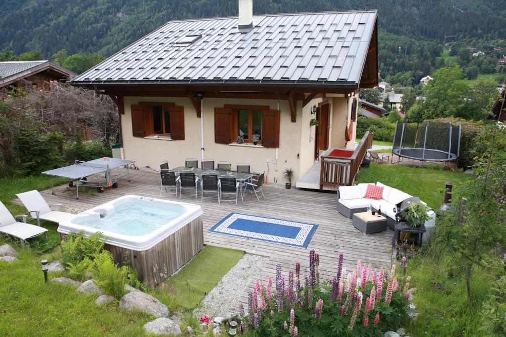 夏蒙尼-勃朗峰Chamonix Large Chalet, Sleeps 12, 200m2, 5 Bedroom, 4 Bathroom, Garden, Jacuzzi, Sauna的一座小房子,在庭院里设有一个游泳池
