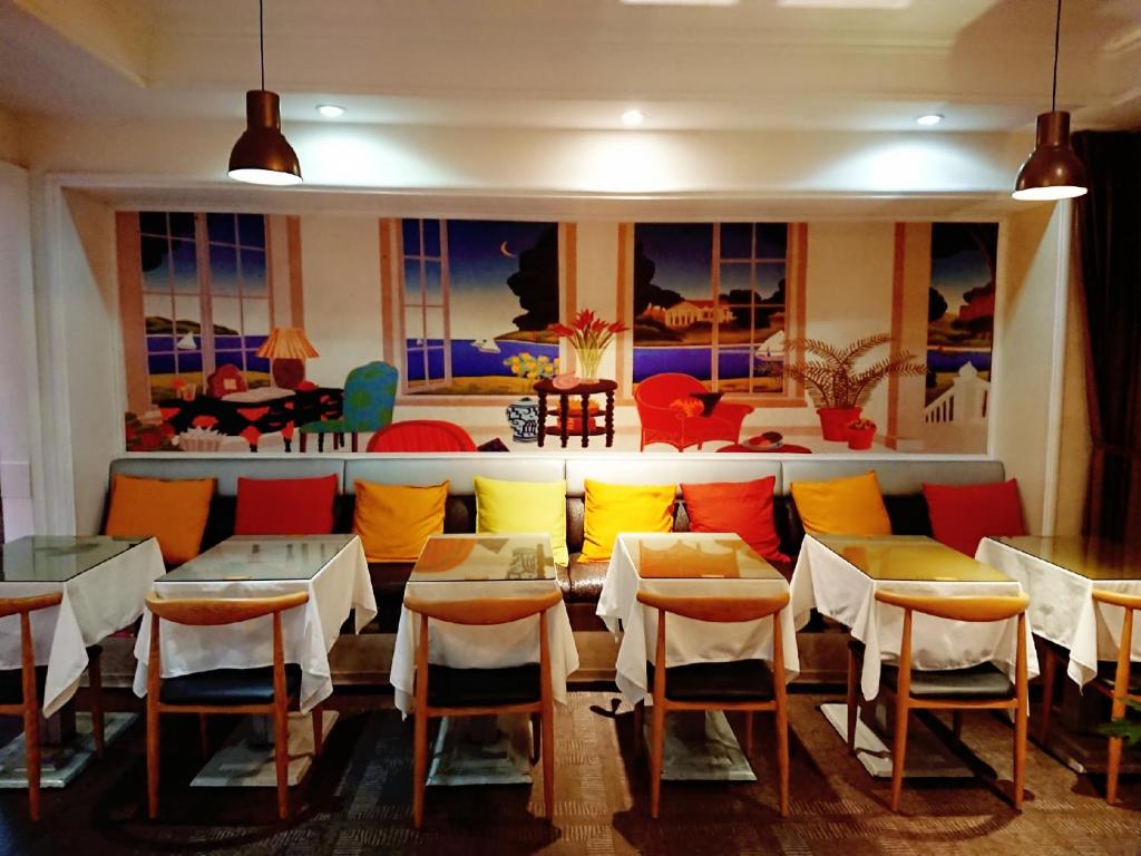高雄高第商旅 Gaudi Hotel的餐厅设有桌椅和沙发。