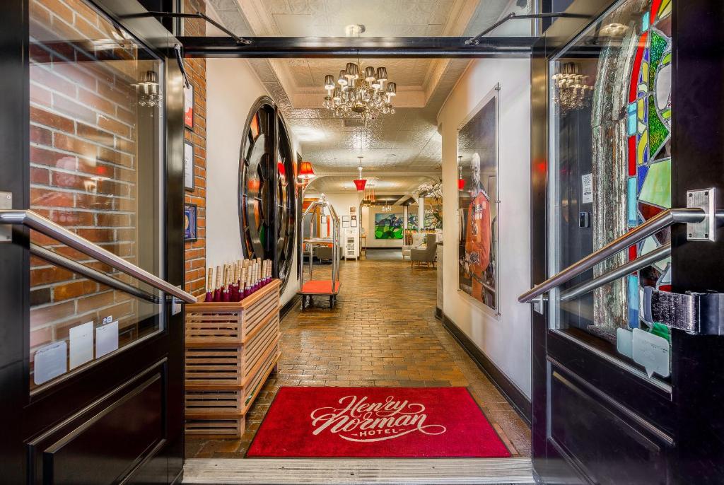 布鲁克林亨利·诺曼酒店的走廊上铺有红色地毯