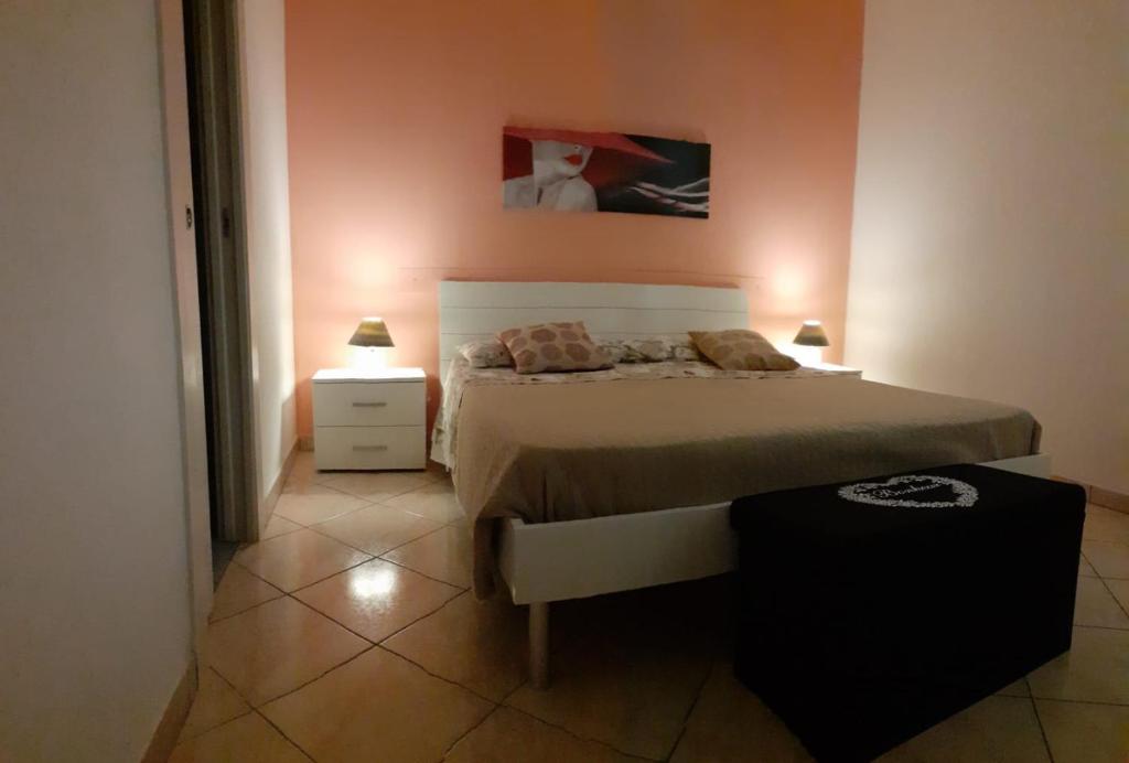 阿莱齐奥幻影住宿加早餐旅馆的卧室配有一张床铺,位于一间粉红色墙壁的房间