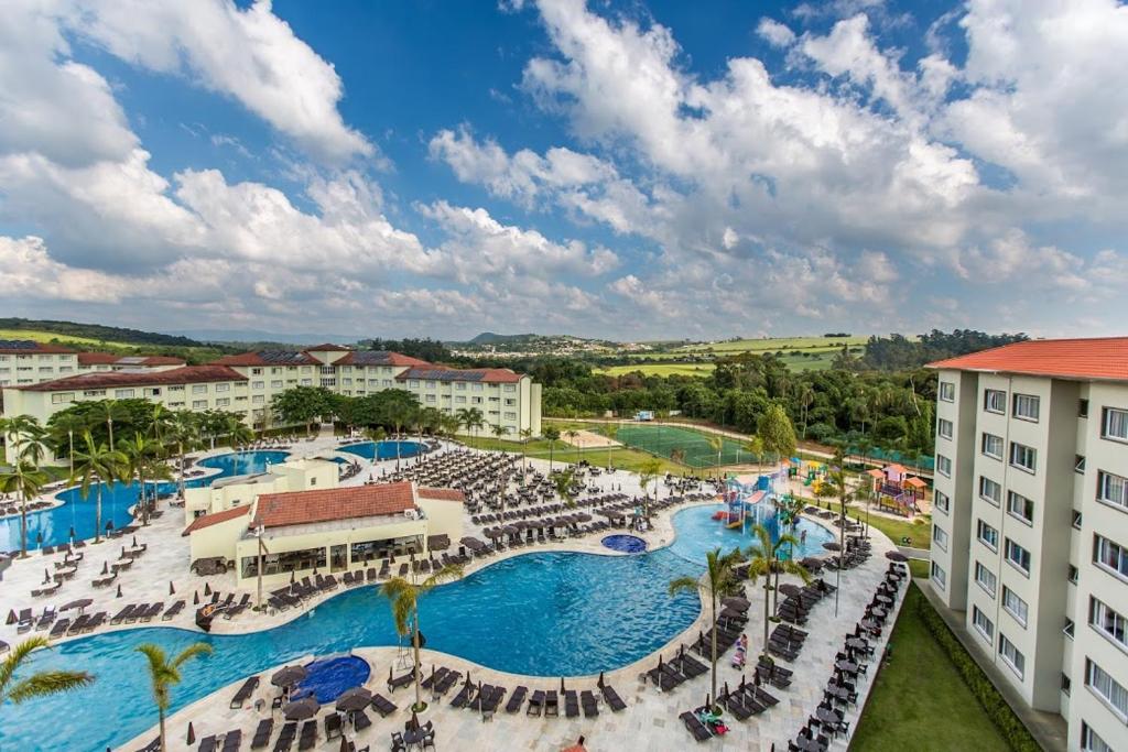 阿蒂巴亚Tauá Hotel & Convention Atibaia的享有带游泳池的度假村的空中景致
