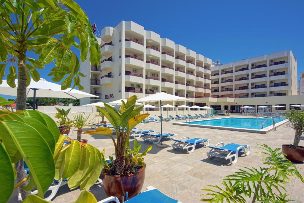蒙蒂戈杜阿尔巴酒店的一座带游泳池和度假村的酒店