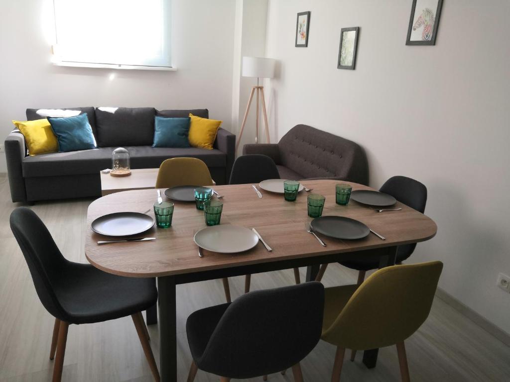 奥贝奈Appart' O bernai的餐桌、椅子和沙发