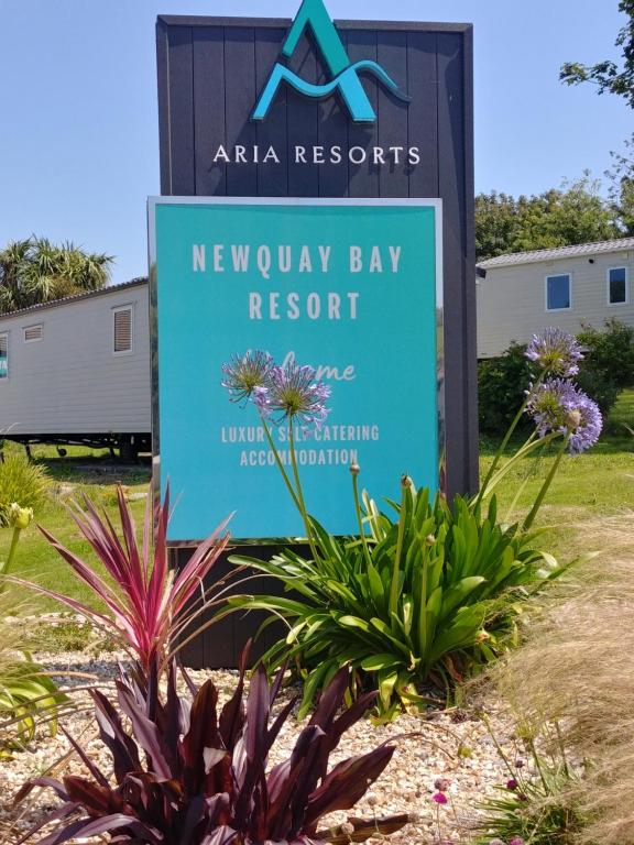 纽基Newquay Bay Resort, Porth的新的Waikiki湾度假村的标志