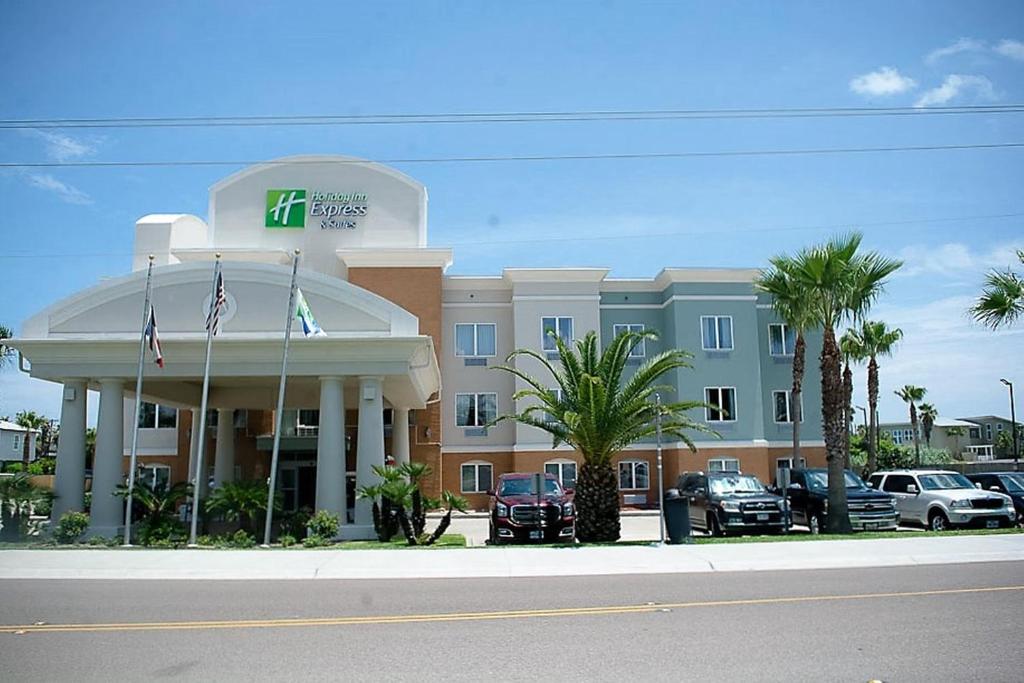 阿兰瑟斯港Holiday Inn Express Hotel and Suites Port Aransas/Beach Area, an IHG Hotel的门前有车辆停放的酒店