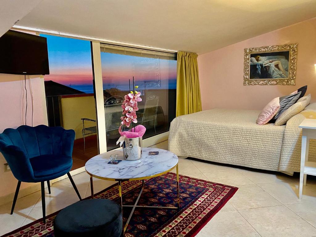 希拉席拉酒店的一间带床和桌子的客厅和一间房间