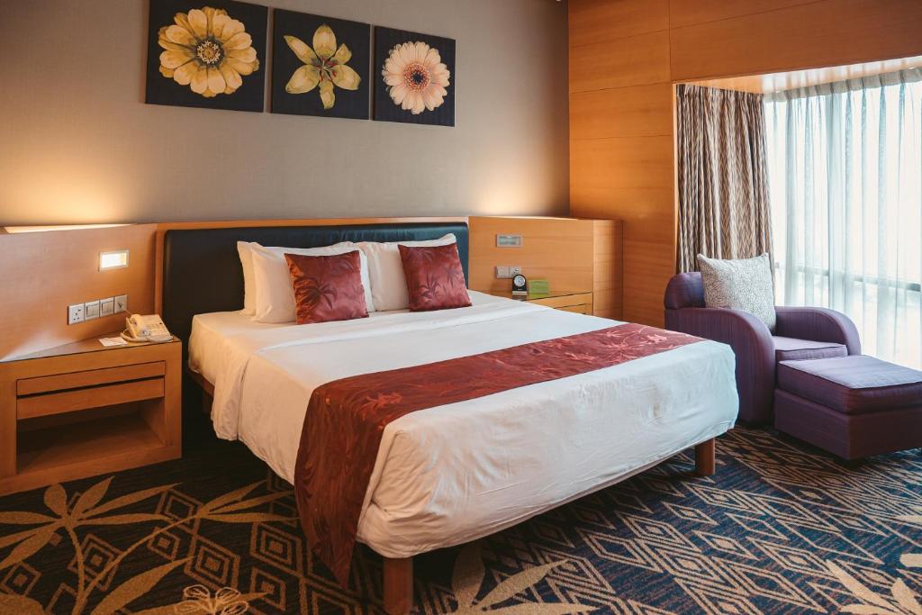 吉隆坡吉隆坡嘉登斯圣吉尔斯签名酒店及公寓的配有一张床和一把椅子的酒店客房