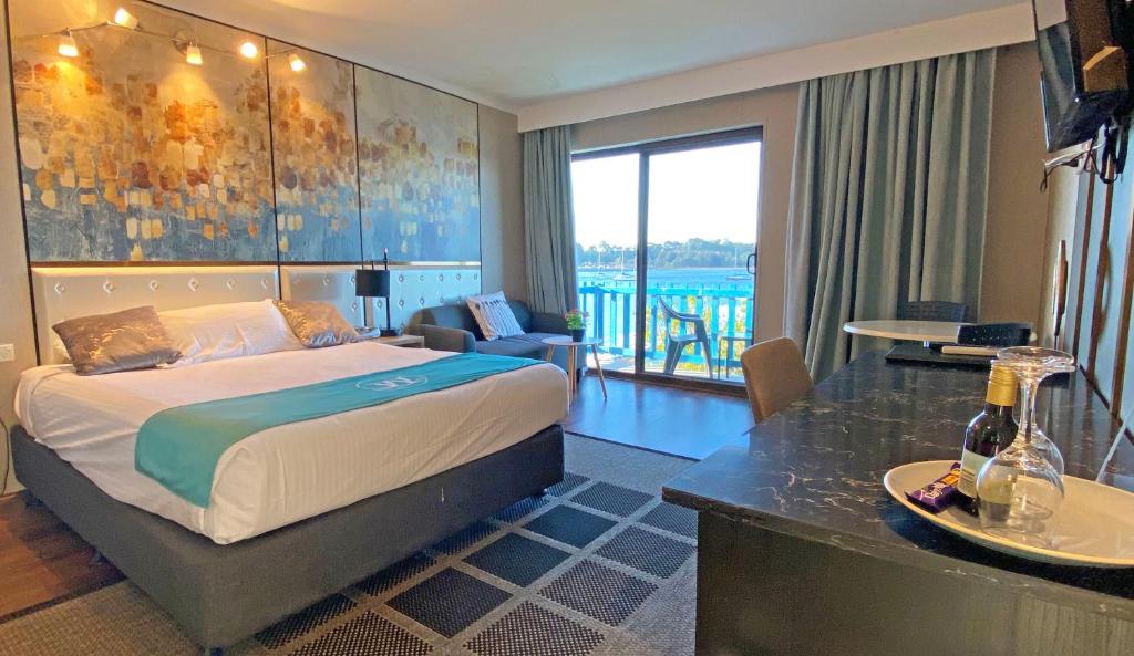 巴特曼斯贝海滨水手酒店的酒店客房设有一张床,享有阳台的景色