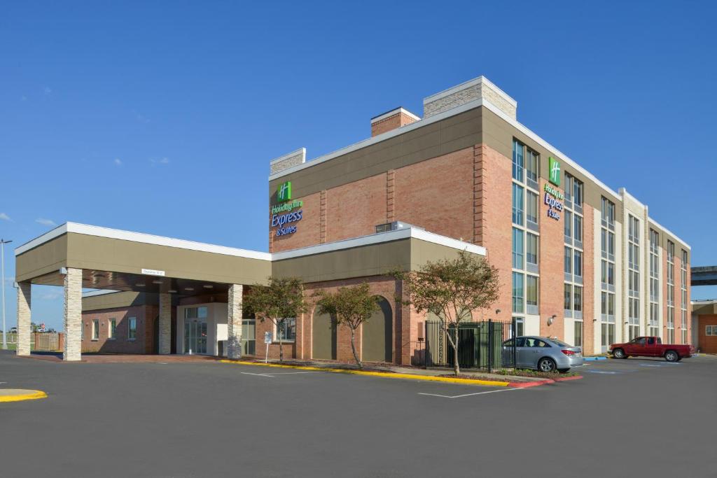 什里夫波特Holiday Inn Express & Suites - Shreveport - Downtown, an IHG Hotel的前面有停车位的大楼