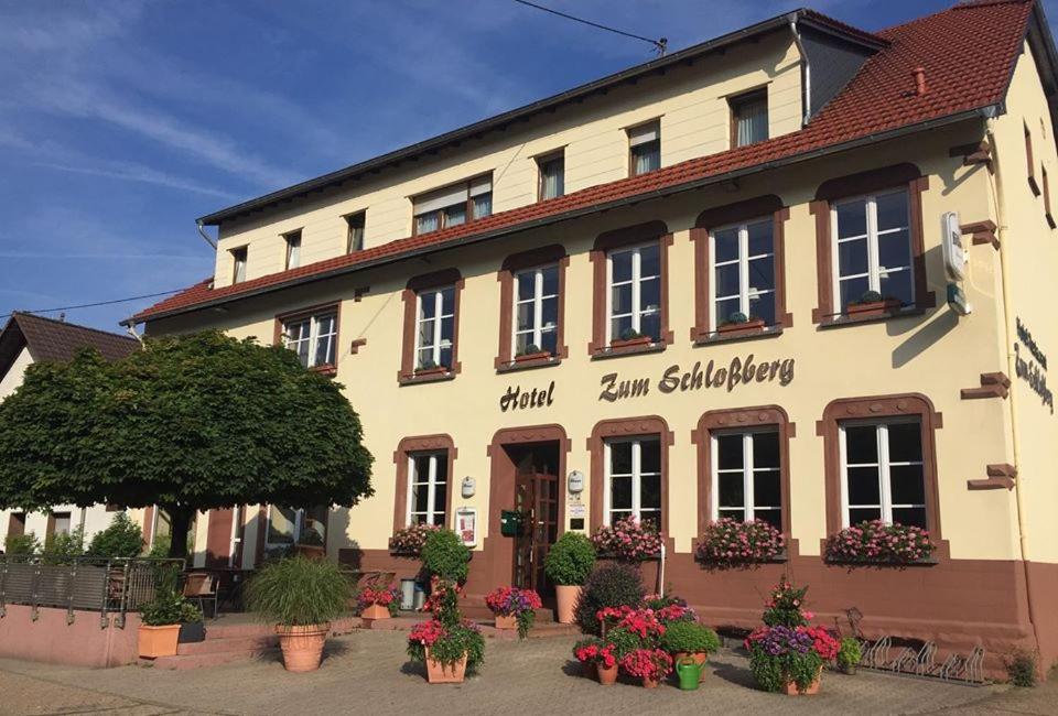 瓦登施洛斯伯格餐厅酒店的一座建筑,前面有花盆