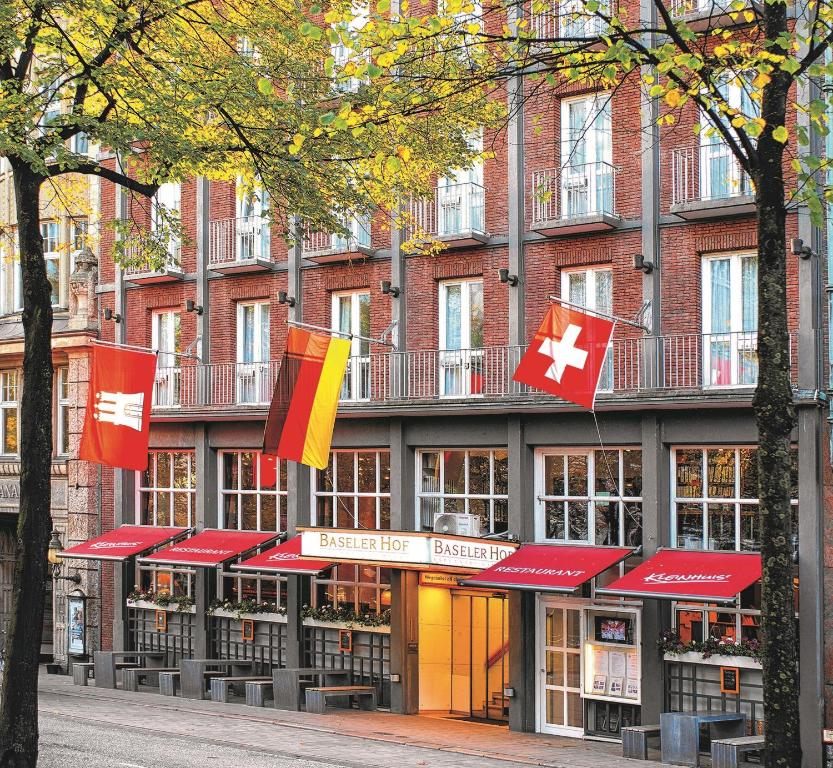 汉堡巴塞尔酒店的前面有旗帜的建筑