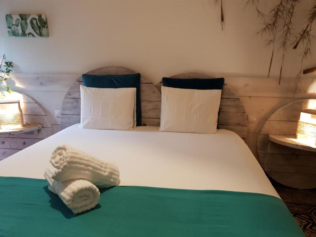 大加那利岛拉斯帕尔马斯Cactus Host的卧室配有白色的床和2个枕头