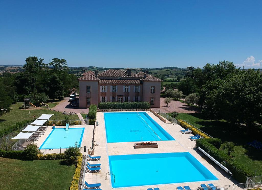 Lombez巴贝特城堡居所酒店的享有带游泳池的房屋的空中景致