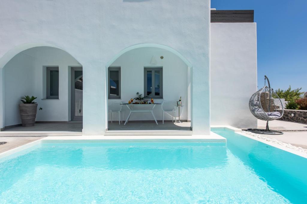 梅加洛克里白色和谐套房公寓的别墅 - 带游泳池和浴室