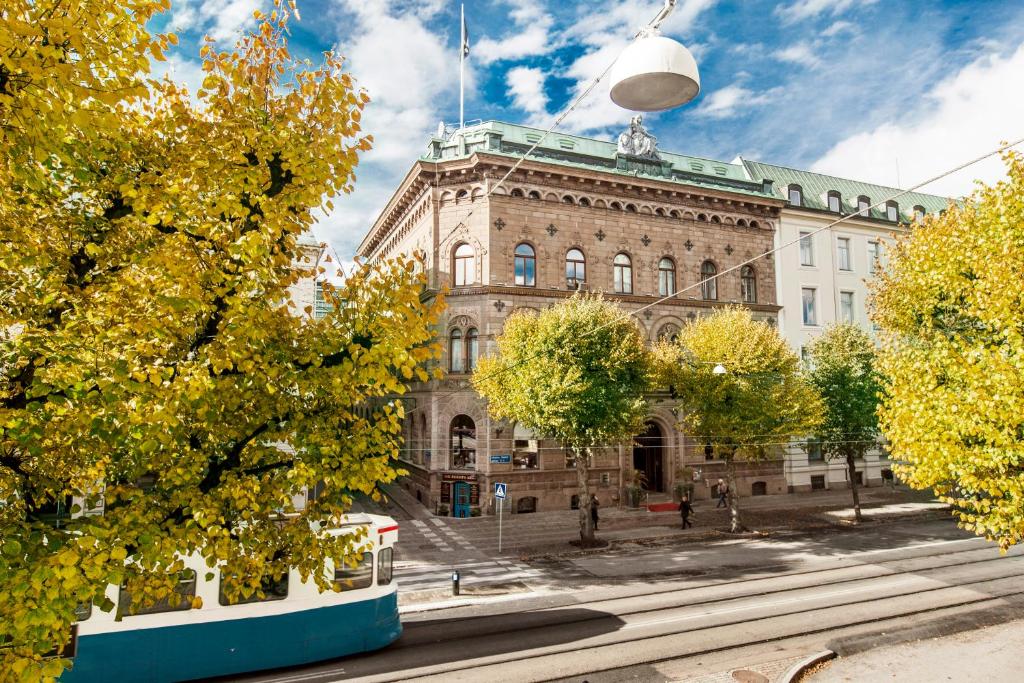 哥德堡设计酒店的前面有一辆公共汽车的建筑