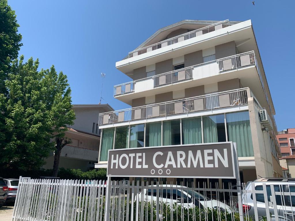 里乔内Hotel Carmen的大楼前的酒店标志