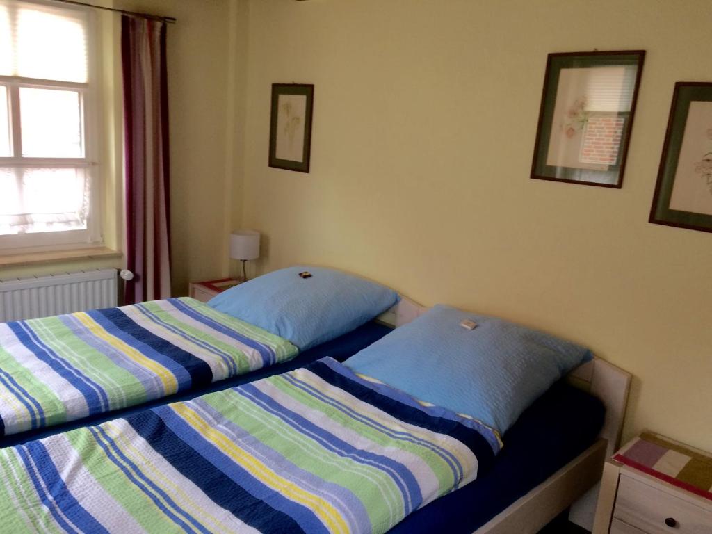 埃姆登Klaassen- Ferienhaus Up Warf的卧室内两张并排的床