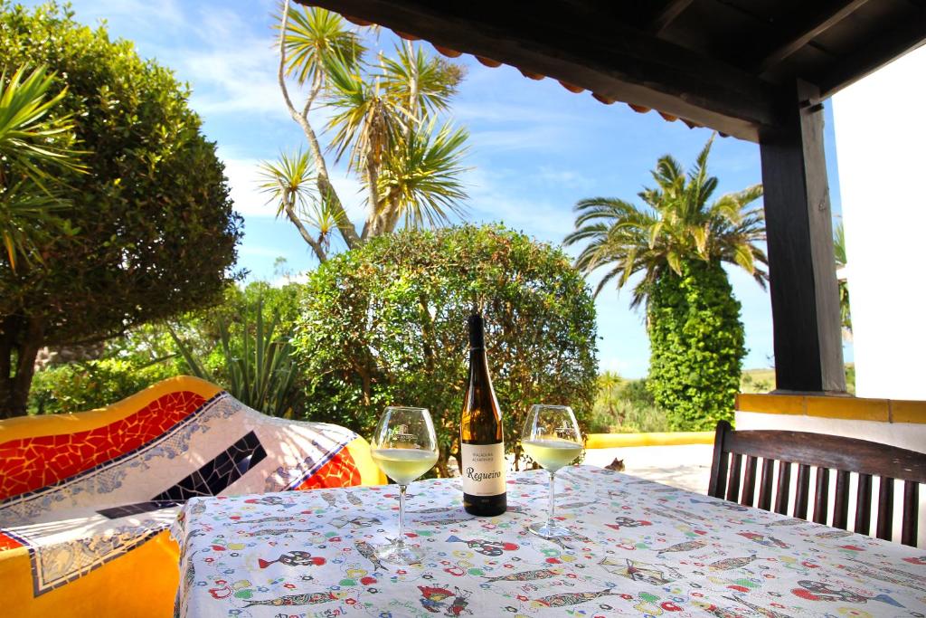 圣马蒂纽·杜·波特Casa Boavista的一张桌子上放着一瓶葡萄酒,放上两杯