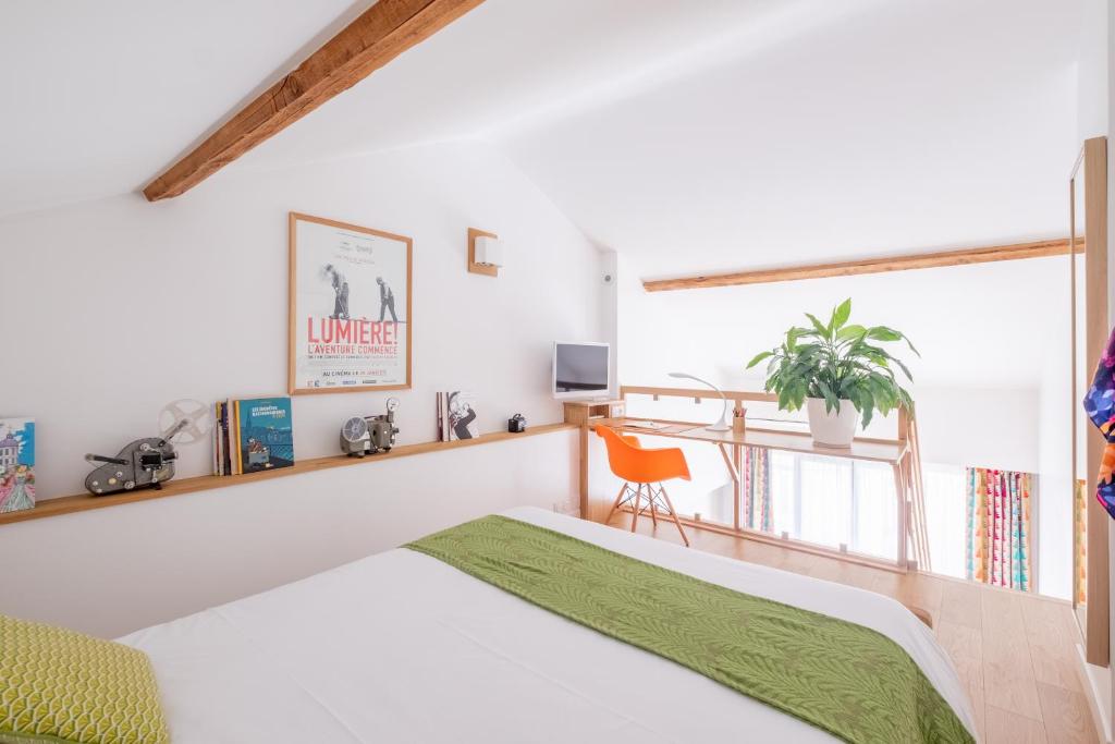 里昂Lyon Urban Cocoon Gîte urbain eco-responsable的一间卧室设有一张床和一个阳台