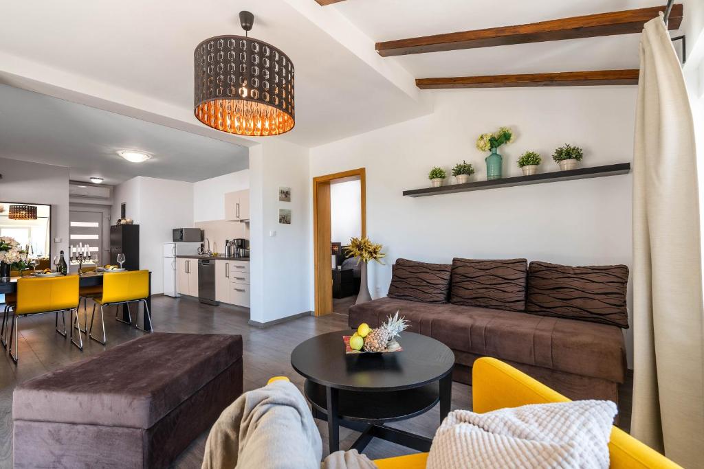 梅杜林Apartman Bijeca - Medulin的客厅配有沙发和桌子