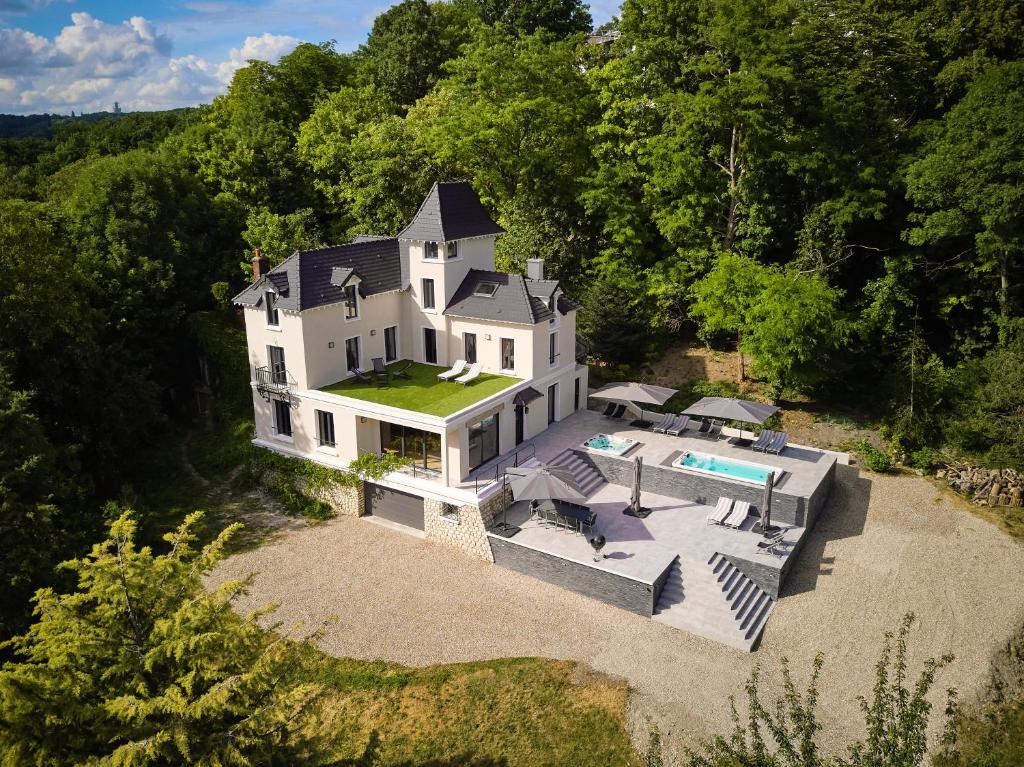 蒙莫朗西LA VILLA AUBIN belle demeure avec vue sur Paris的享有带游泳池的大型白色房屋的空中景致