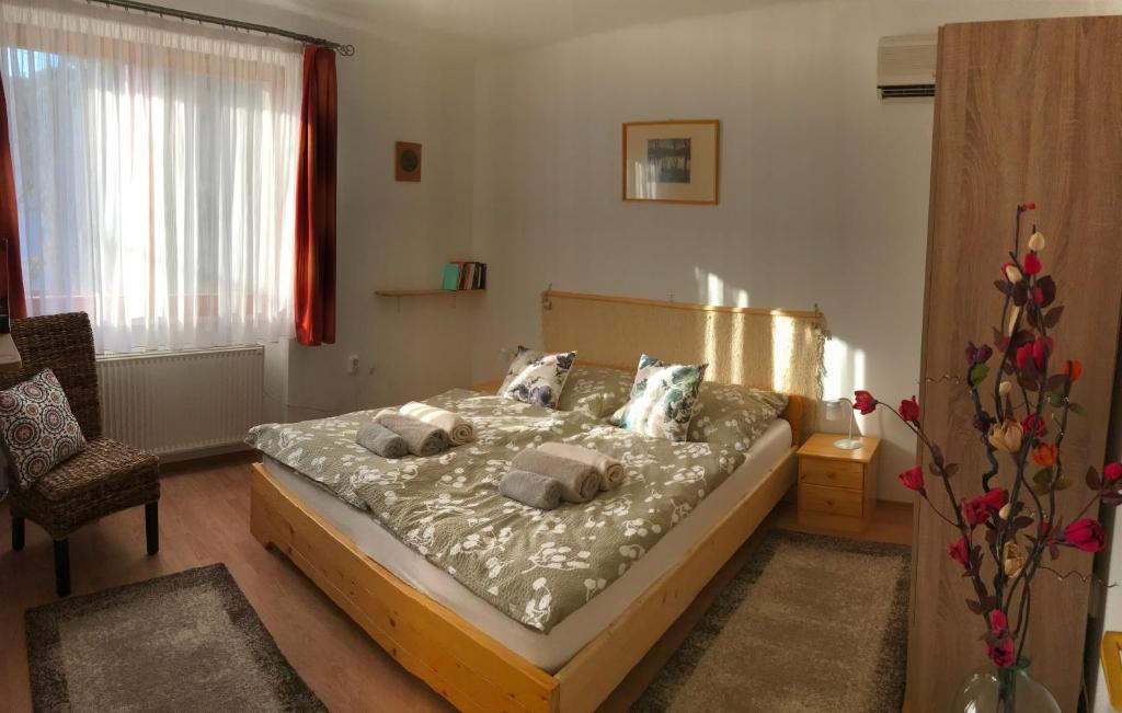 松博特海伊Orsi House的一间卧室配有带枕头的床
