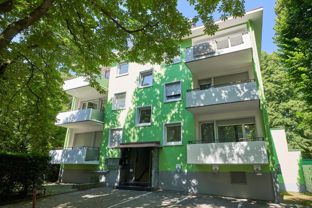 弗莱堡城市花园精品公寓的公寓大楼内涂有绿色的油漆