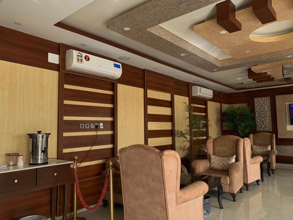 奈季兰Alshahamah Hotel Apartments的一间配备椅子和空调的等候室