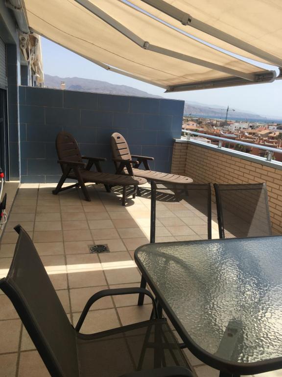 滨海罗克塔斯Las Salinas的屋顶阳台配有桌椅