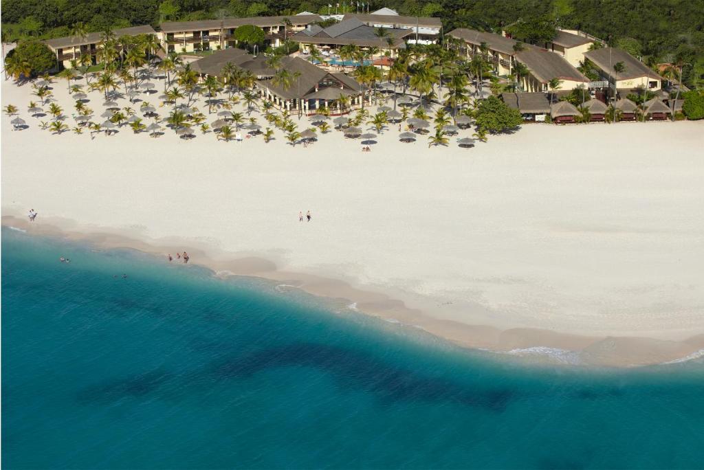 棕榈滩曼彻博海滩Spa度假酒店的海滩上的度假村的空中景观