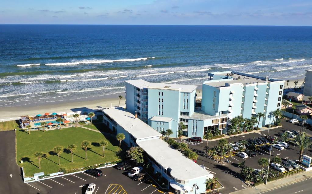 代托纳海滩加勒比会议中心度假酒店的享有酒店和海滩的空中景致
