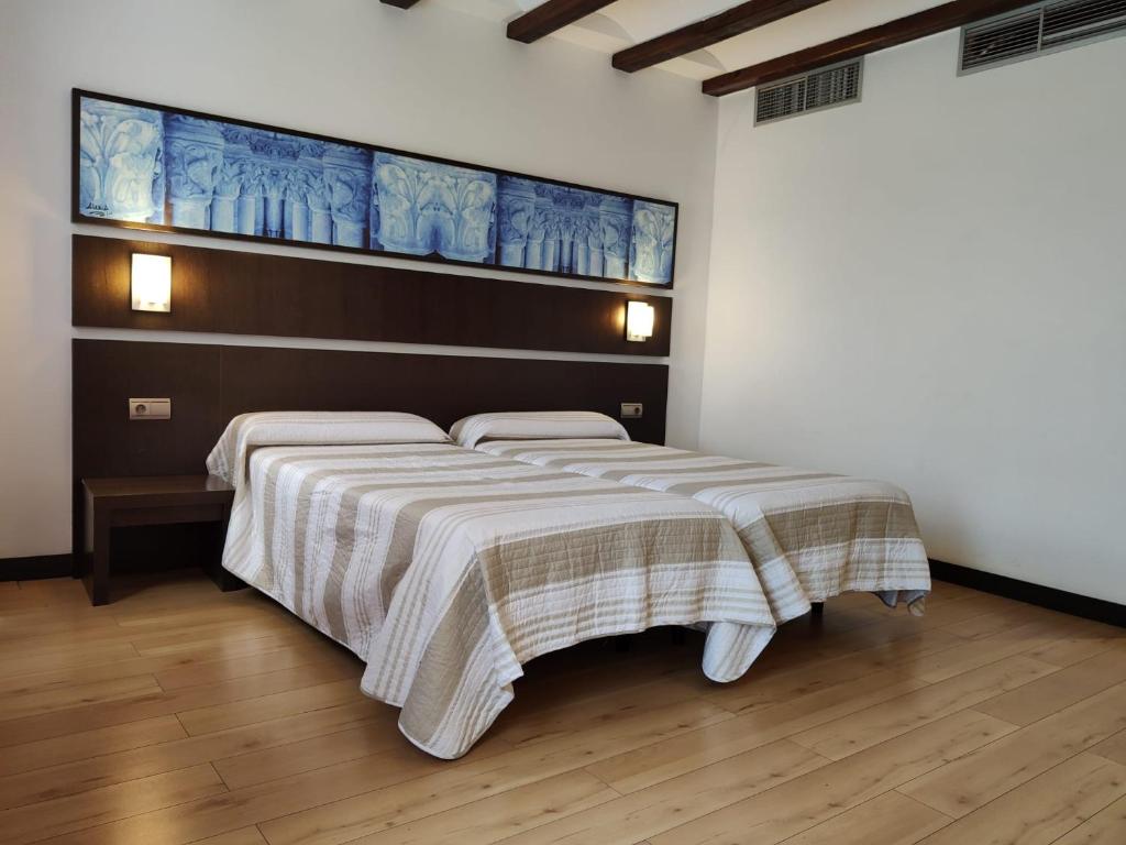 纳瓦雷特Hotel Rey Sancho的一间卧室配有一张床铺,床上有毯子